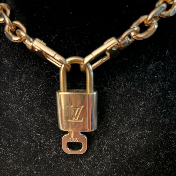 LV Louis Vuitton #308 Lock with Key on Gold Toned on 24” Unbranded Chain - Picture 3 of 3